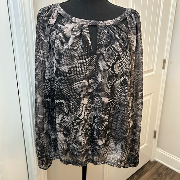 Jennifer Lopez Black and Gray Patterned Blouse - Picture 1 of 6
